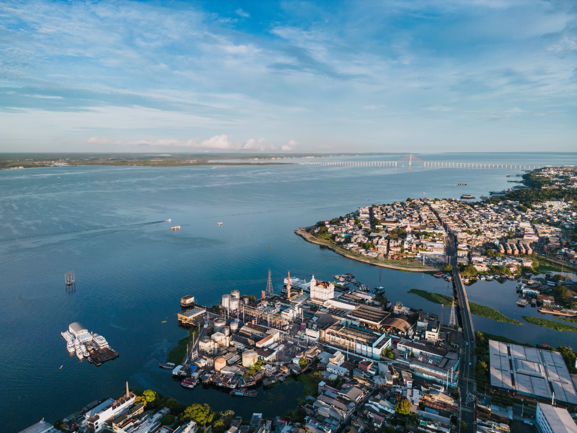 Vista aérea de Manaus, com o Rio Negro ao fundo